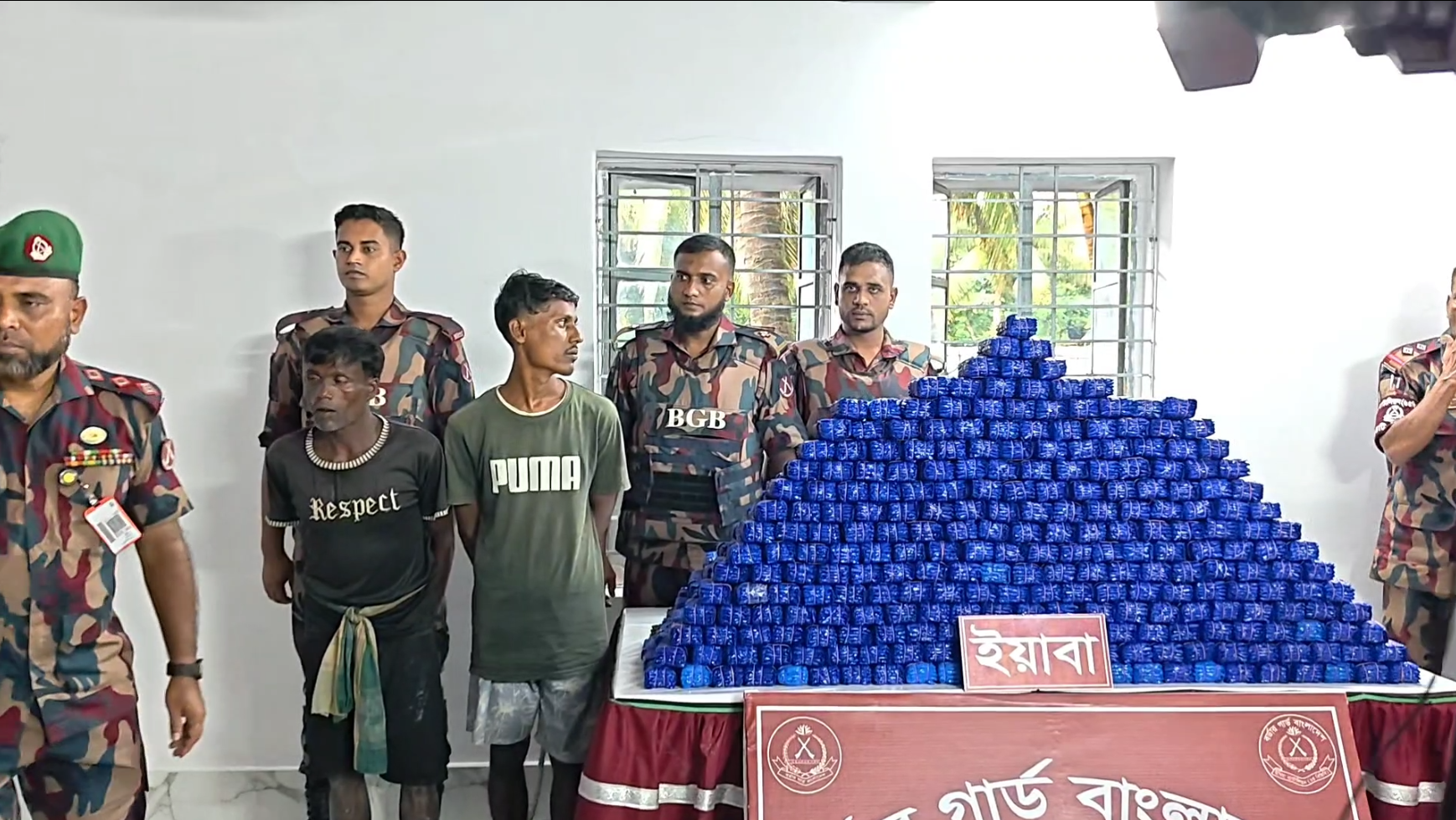 নৌকায় অভিনব কৌশলে পাচার, টেকনাফে ১৪ লাখ ইয়াবাসহ আটক ২